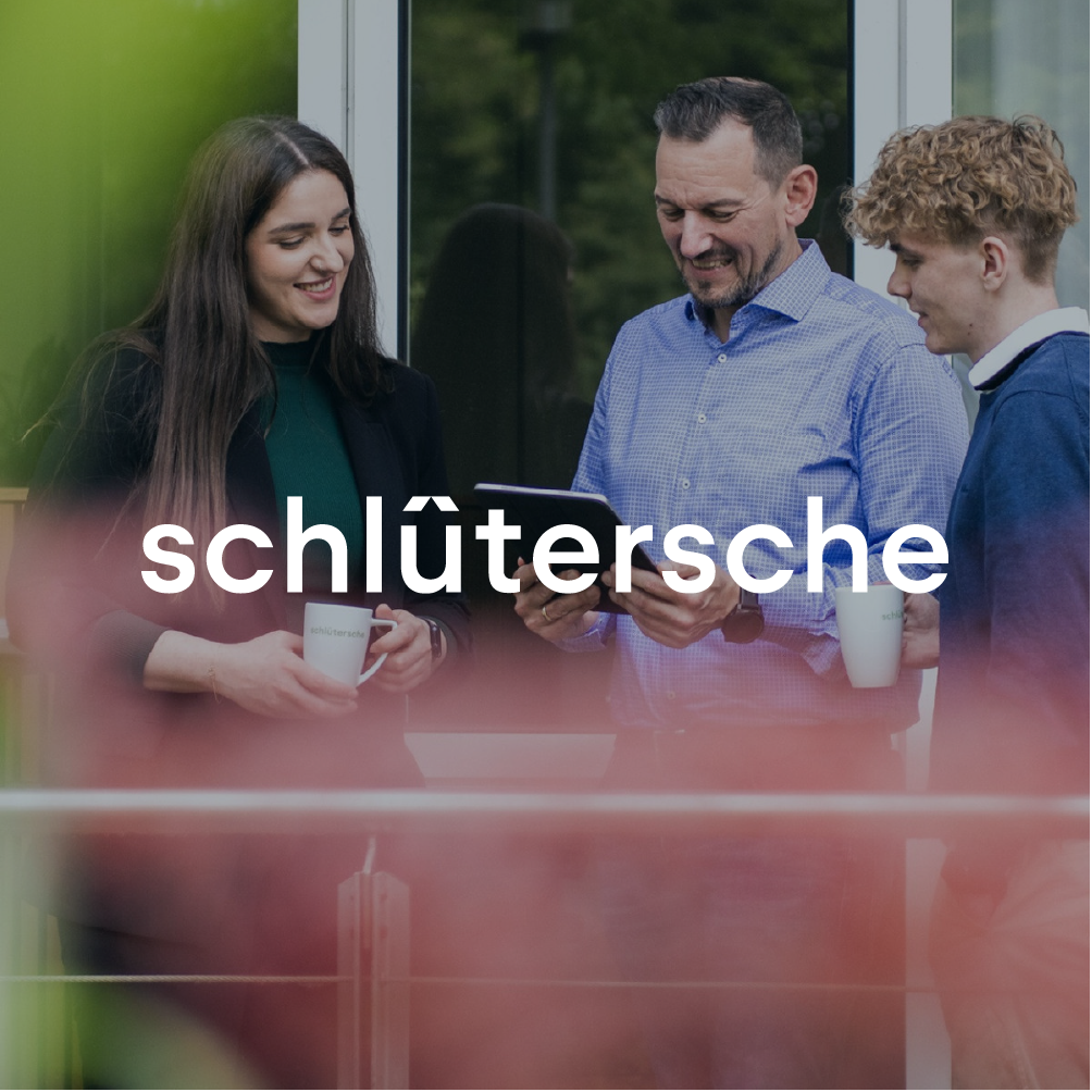 Schlütersche Logo mit drei Personen im Gespräch auf einer Terrasse