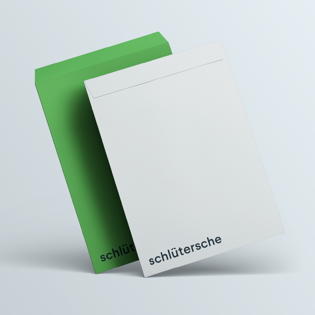 Schlütersche Briefumschläge mit grünem und weißem Design, Markenanwendung