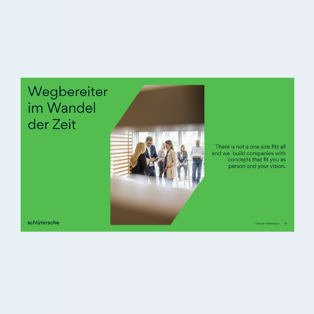 Präsentationsfolie mit dem Titel 'Wegbereiter im Wandel der Zeit', grünem Design und einer Gruppe von Menschen in einem modernen Büro, Schlütersche Branding sichtbar.