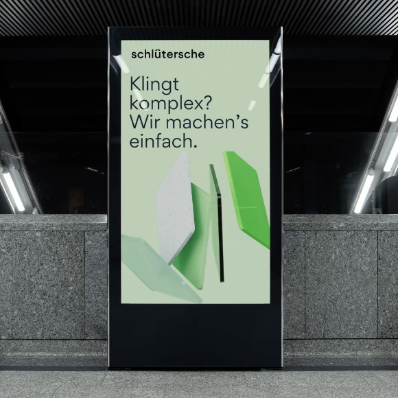 Werbeplakat der Schlütersche mit dem Slogan 'Klingt komplex? Wir machen’s einfach.' in einer modernen U-Bahn-Station