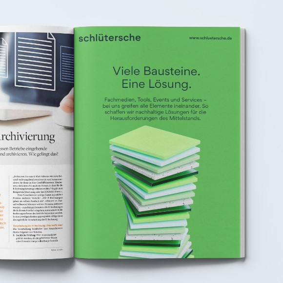Anzeige der Schlüterschen im Magazin mit dem Slogan 'Viele Bausteine. Eine Lösung.' und gestapelten grünen Quadraten