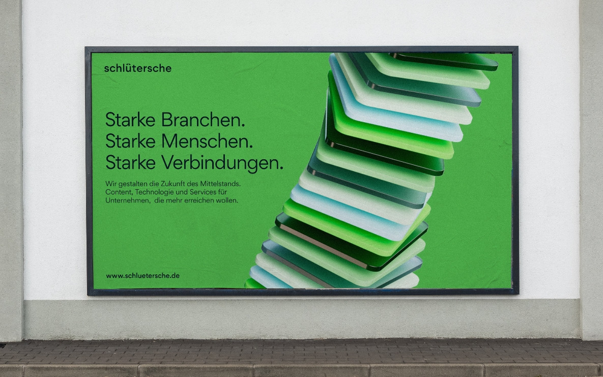 Schlütersche Werbeplakat mit grünem Design und Slogan 'Starke Branchen. Starke Menschen. Starke Verbindungen.'