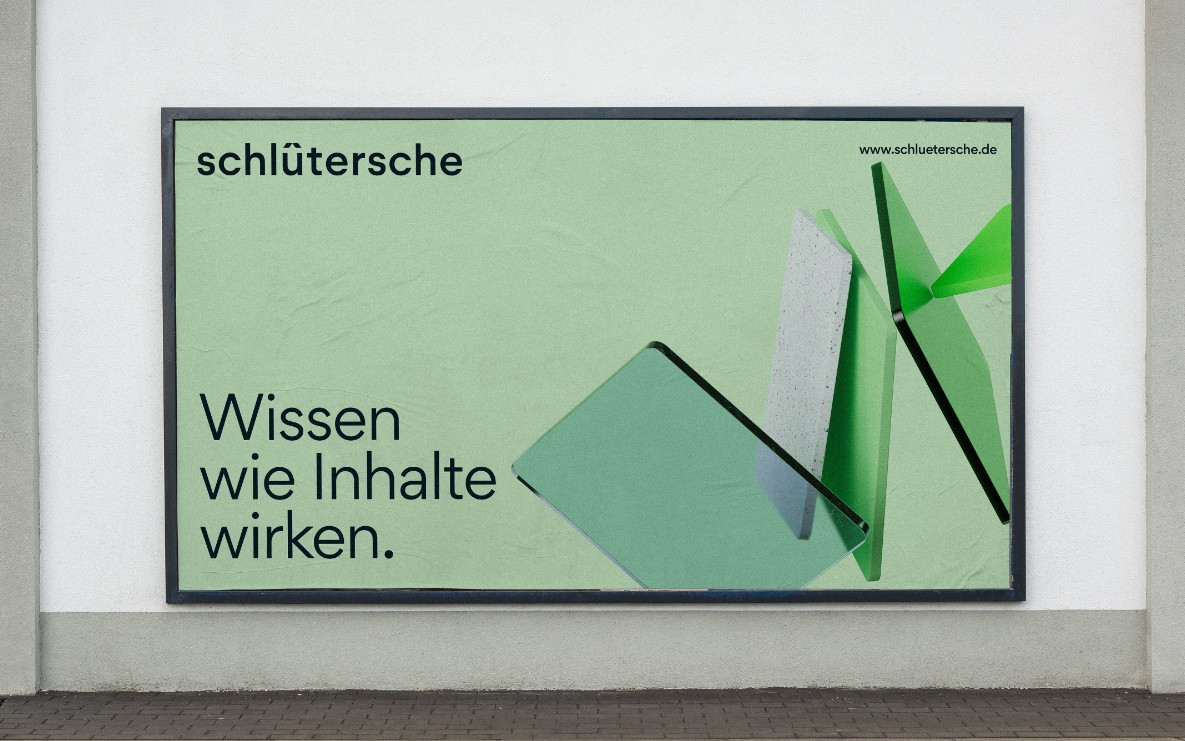 Mockup Werbeplakat der Schlütersche mit Claim 'Wissen wie Inhalte wirken' auf grünem Hintergrund