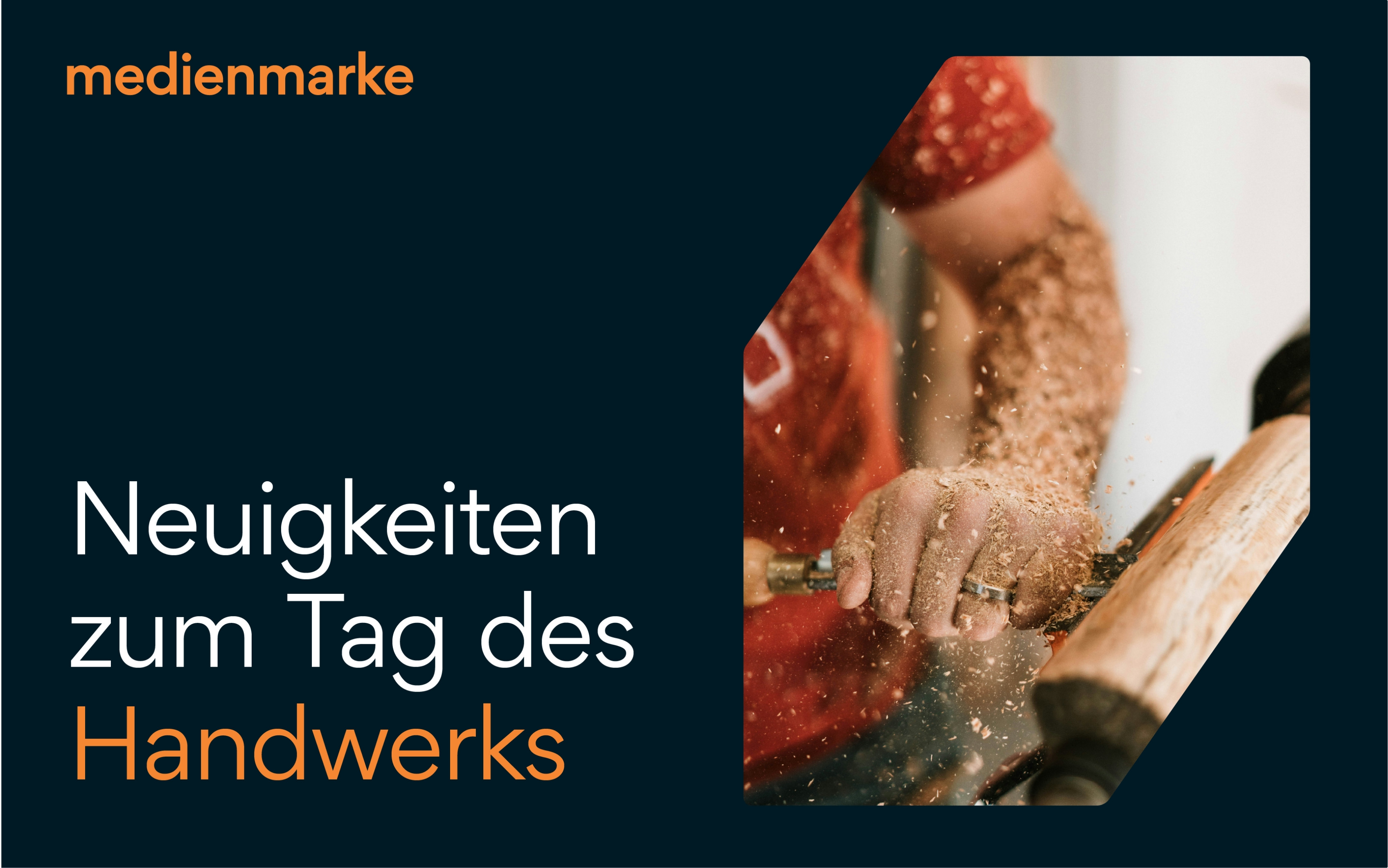 Co-Branding Beispiel für Endkunden am Tag des Handwerks – Handwerker bei der Arbeit mit Holzspänen