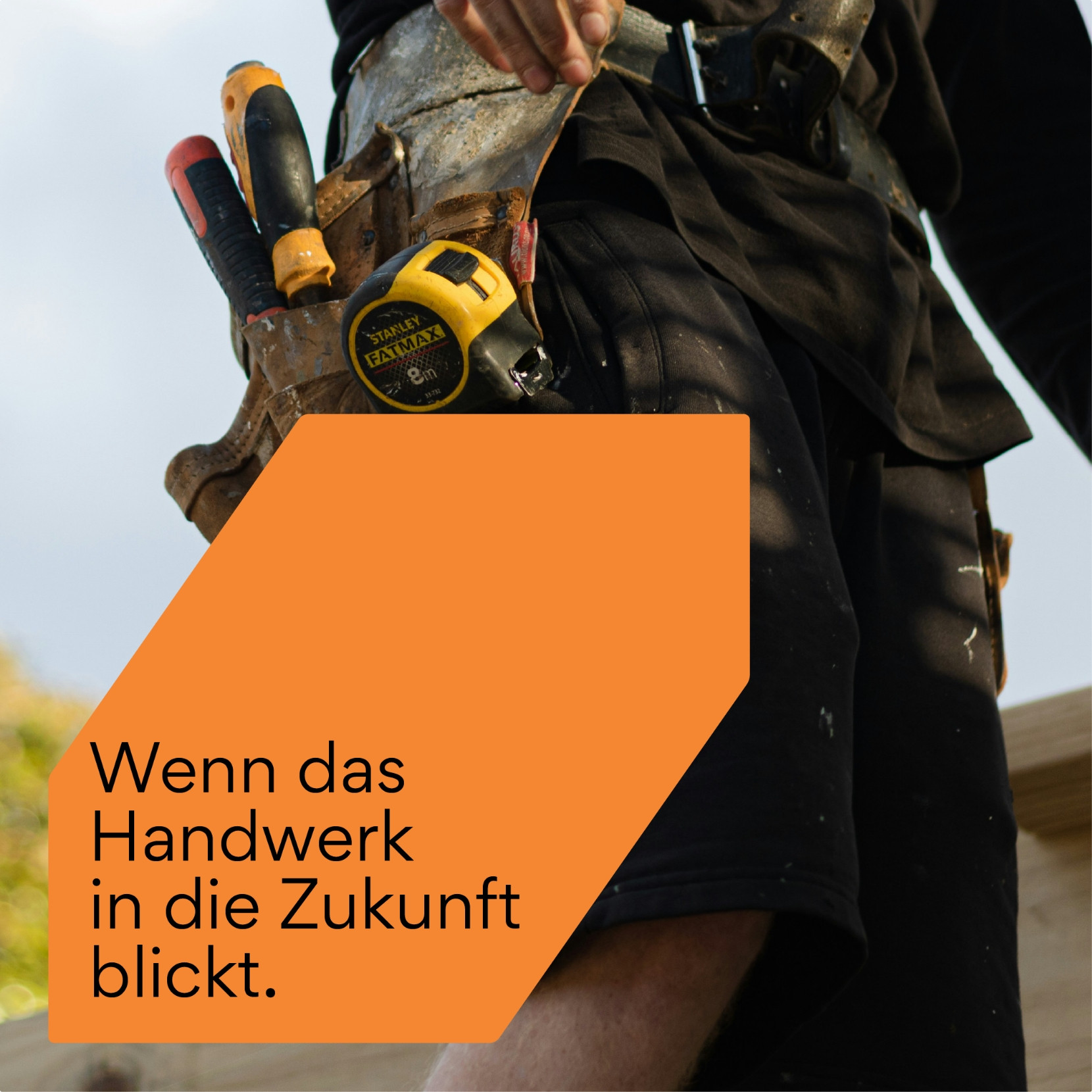 Co-Branding im Handwerk: Moderne Formensprache für Endkunden, Handwerker mit Werkzeug-Gürtel