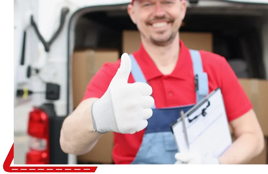 Lieferant mit Arbeitskleidung und Handschuh zeigt Daumen hoch vor Lieferwagen