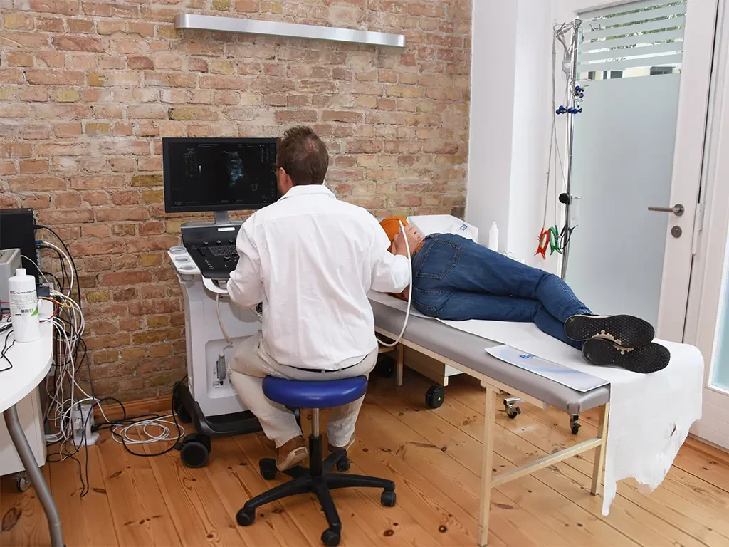 Arzt führt eine Ultraschalluntersuchung bei einem Patienten durch
