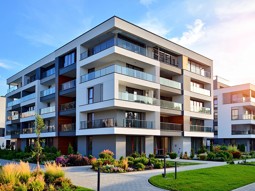 Moderne Wohnanlage mit gepflegter Gartenanlage und zeitgemäßer Architektur