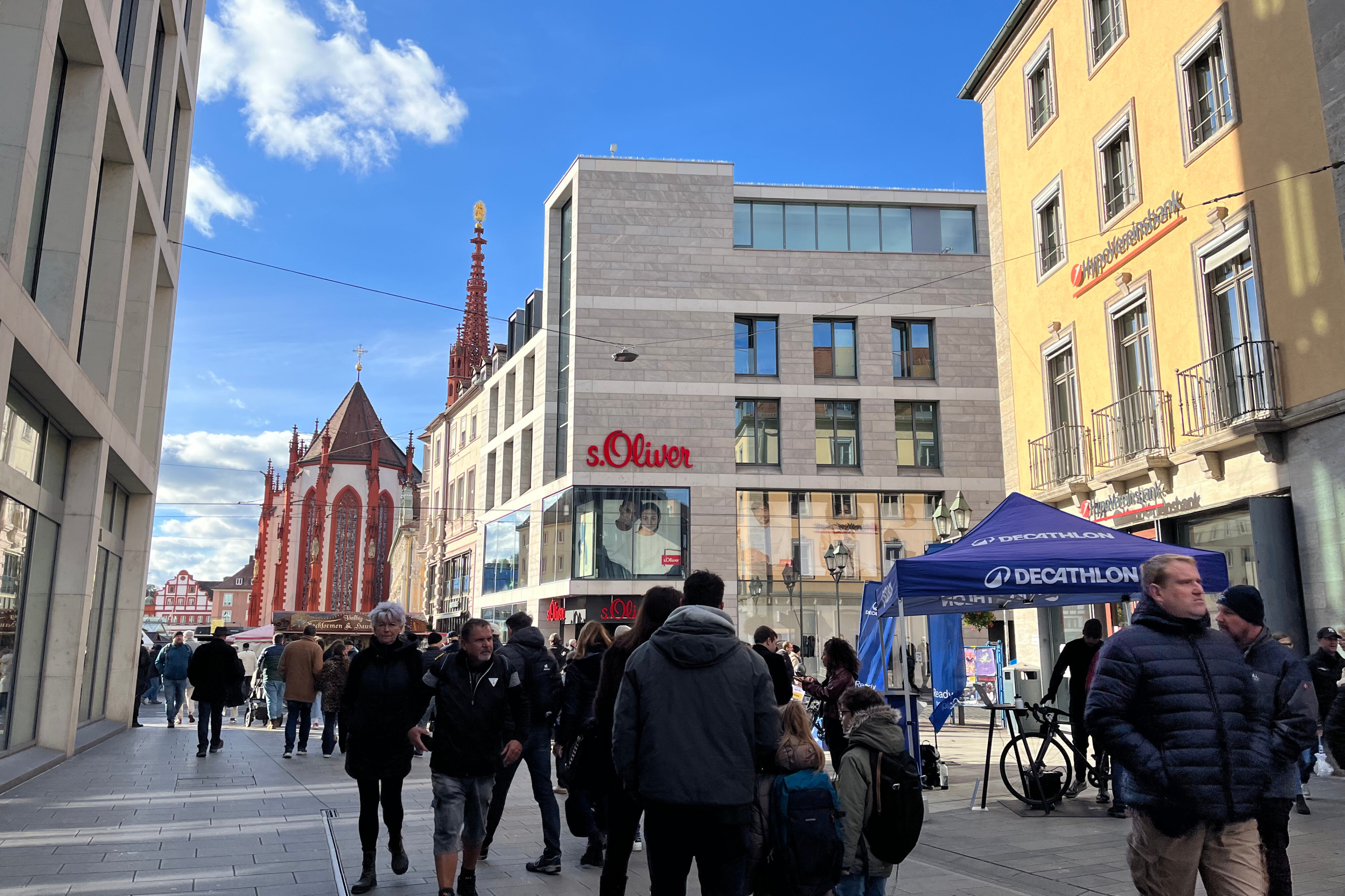 Fußgängerzone Würzburg mit s.Oliver, Marienkapelle und Decathlon Stand Fußgängerzone in Würzburg mit s.Oliver Gebäude, Marienkapelle und Decathlon Stand bei sonnigem Wetter
