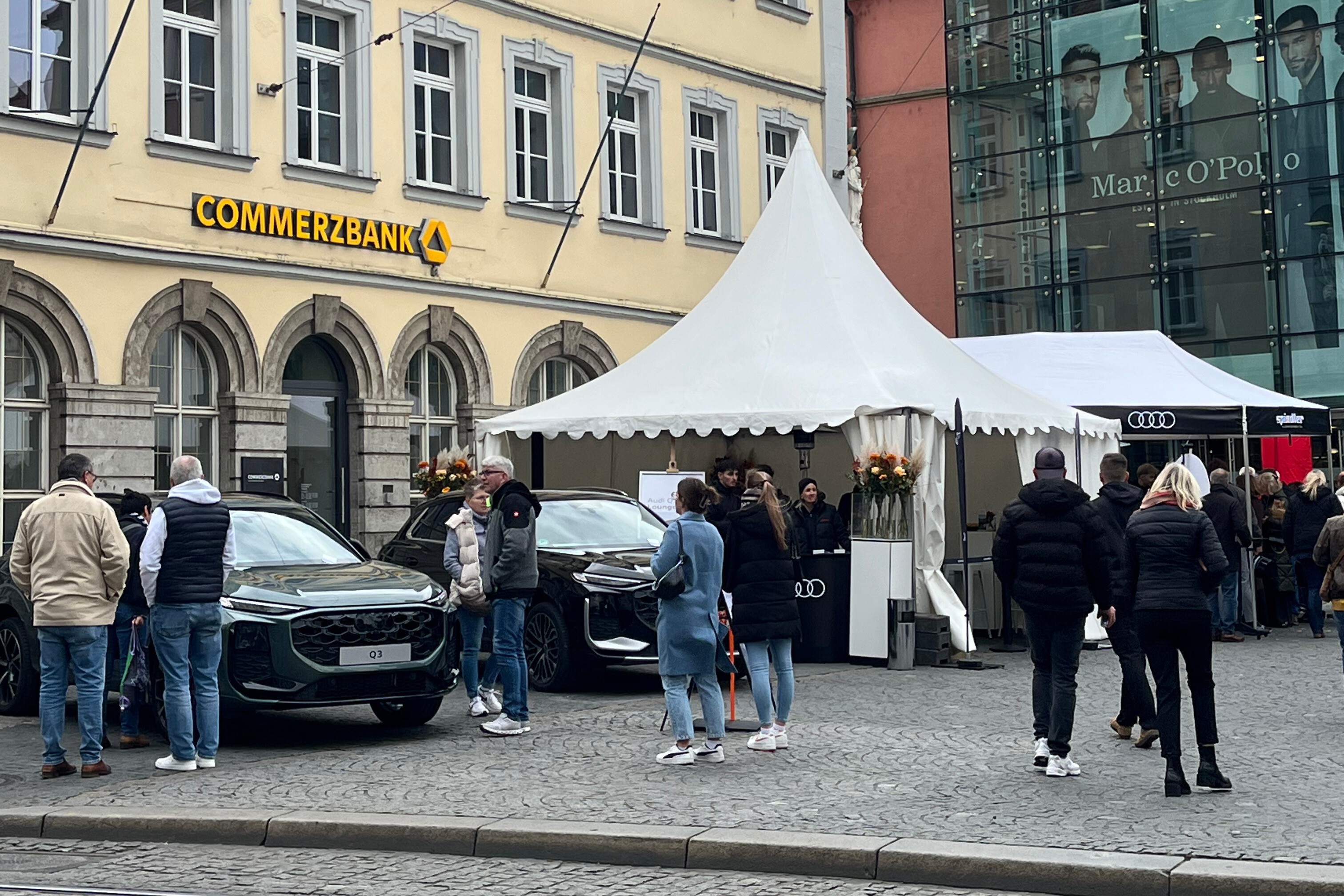Audi Q3 Präsentation und Eventzelt vor der Commerzbank in der Innenstadt Audi Q3 Ausstellung vor der Commerzbank mit Eventzelt in der Innenstadt