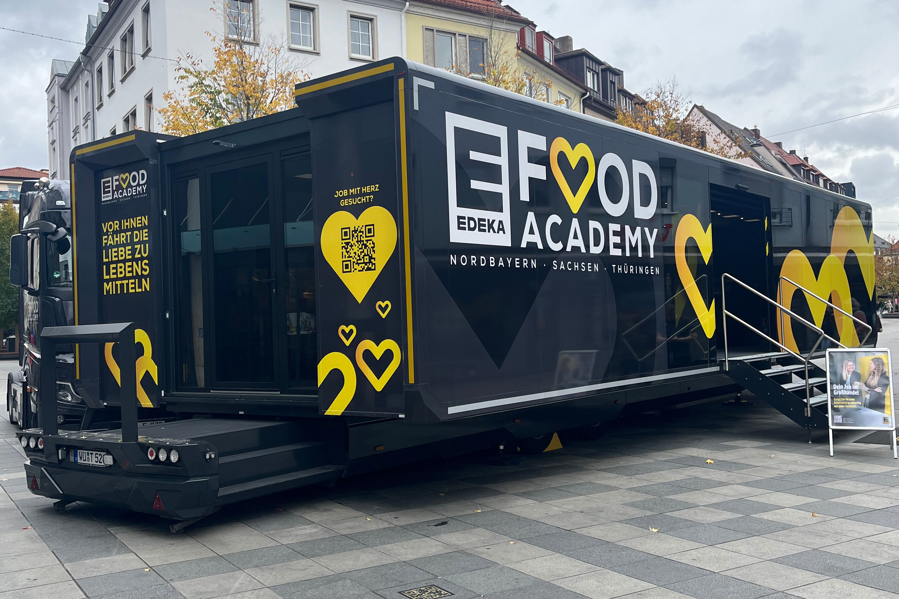 EDEKA Food Academy Truck für Nordbayern, Sachsen und Thüringen – mobile Akademie auf Tour EDEKA Food Academy Truck in Nordbayern, Sachsen und Thüringen auf einem Platz