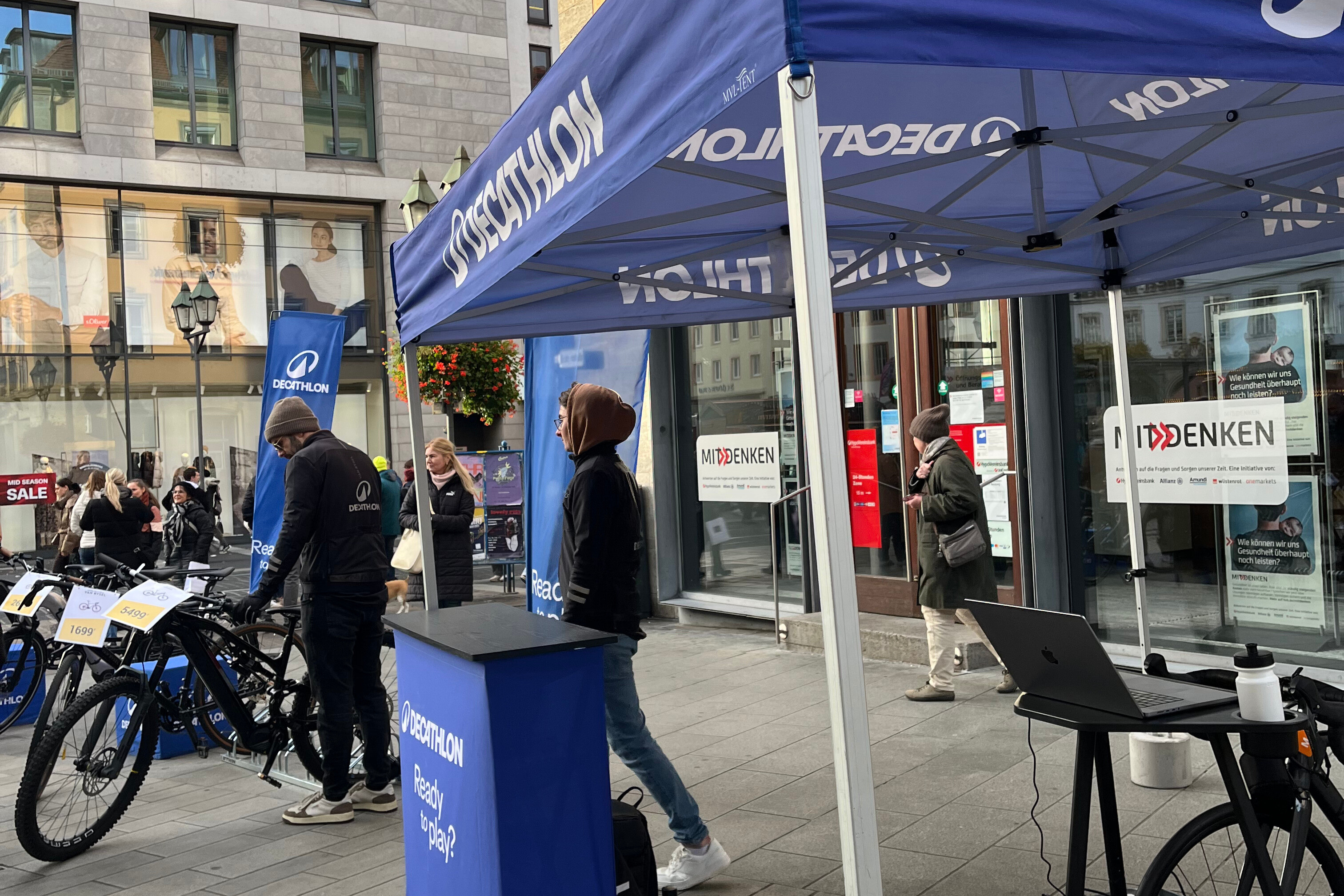 DECATHLON Promotionstand in der Innenstadt mit Informationsmaterial und Mitarbeitern