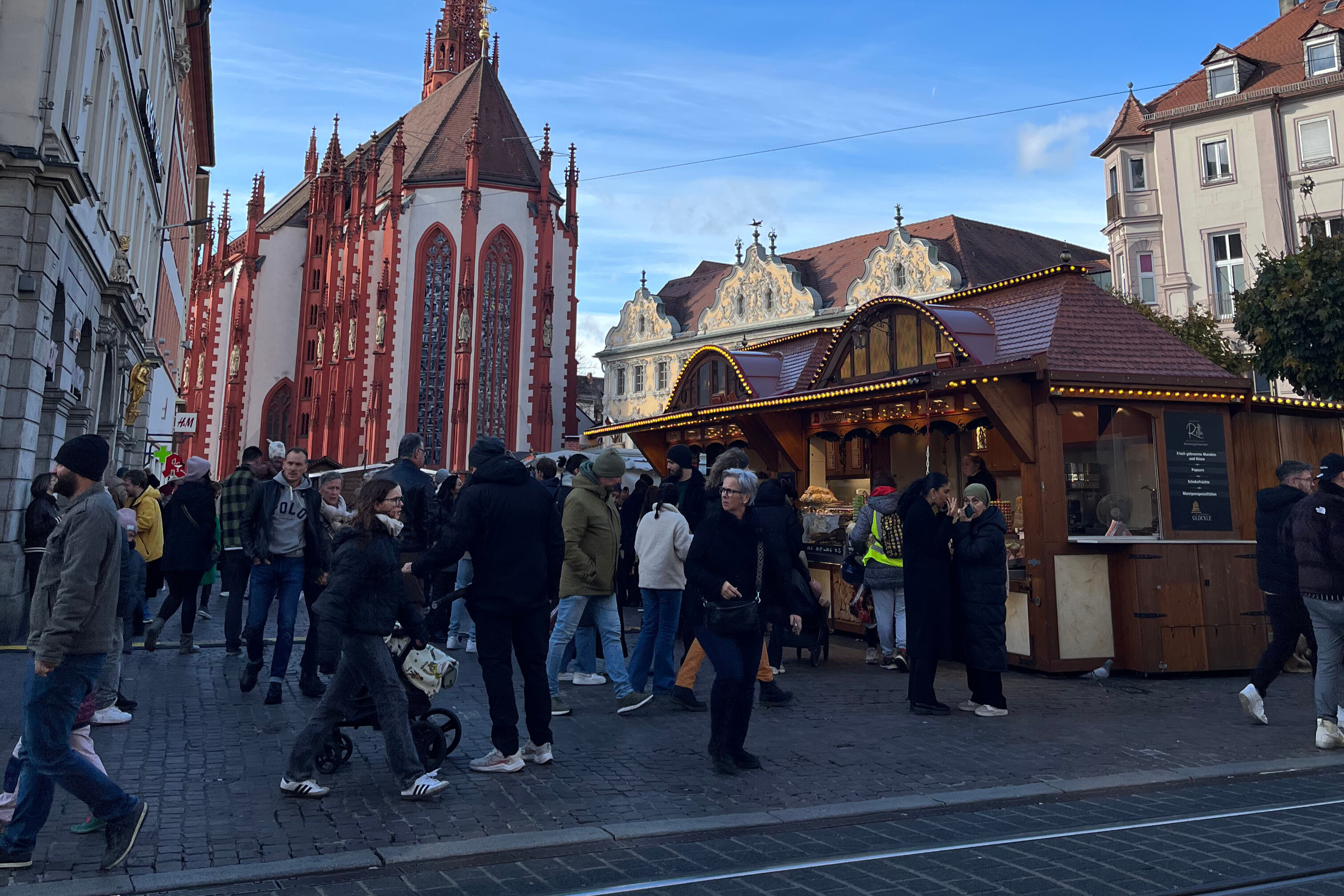 Weihnachtsmarkt Würzburg an der Marienkapelle mit festlichen Ständen und Besuchern Weihnachtsmarkt in Würzburg vor der Marienkapelle mit Menschen und Verkaufsständen