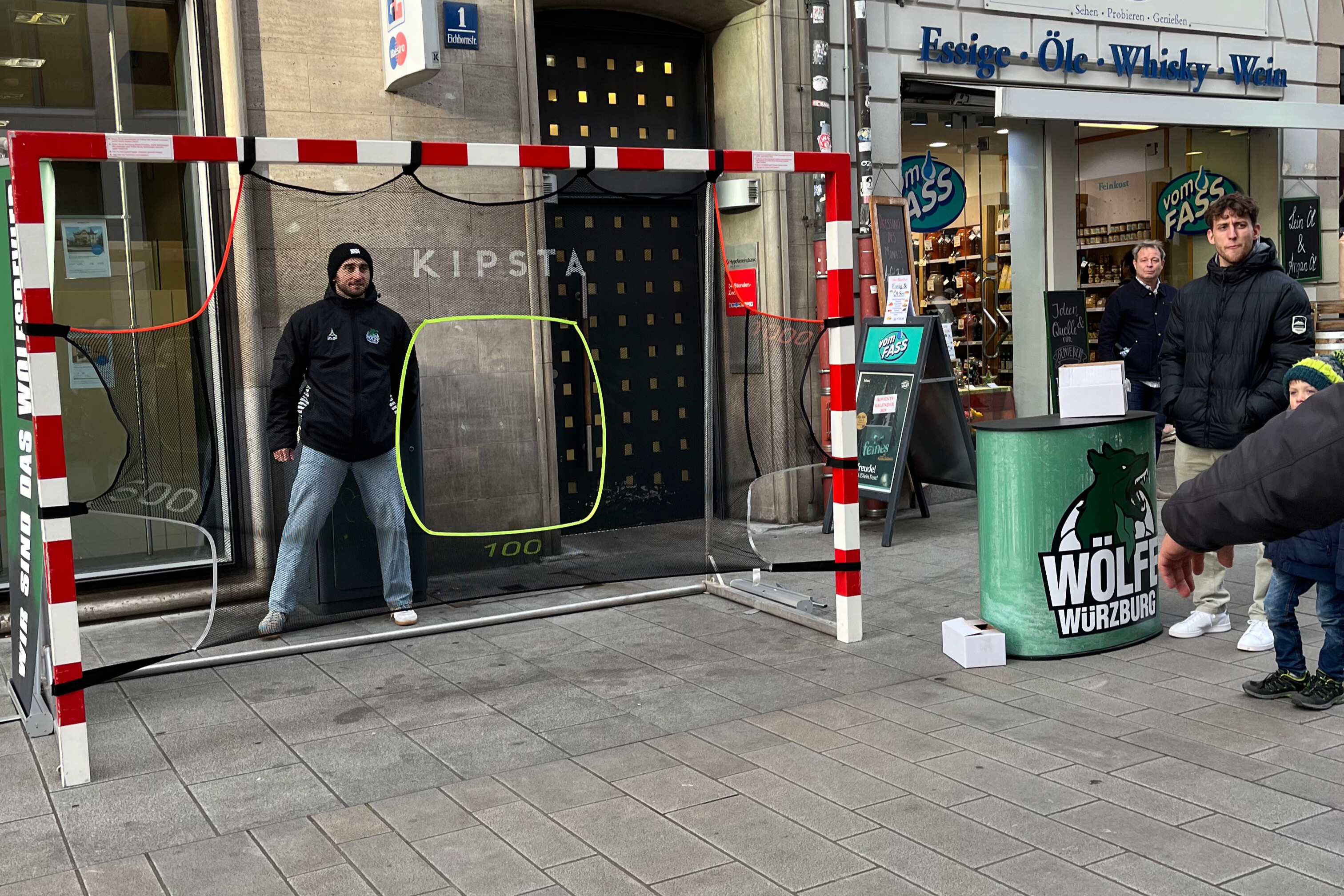 Torwand-Aktion der Wölfe Würzburg mit Kipsta-Torwand in der Innenstadt Torwand-Event der Wölfe Würzburg in der Innenstadt vor einem Geschäft mit Kipsta-Torwand