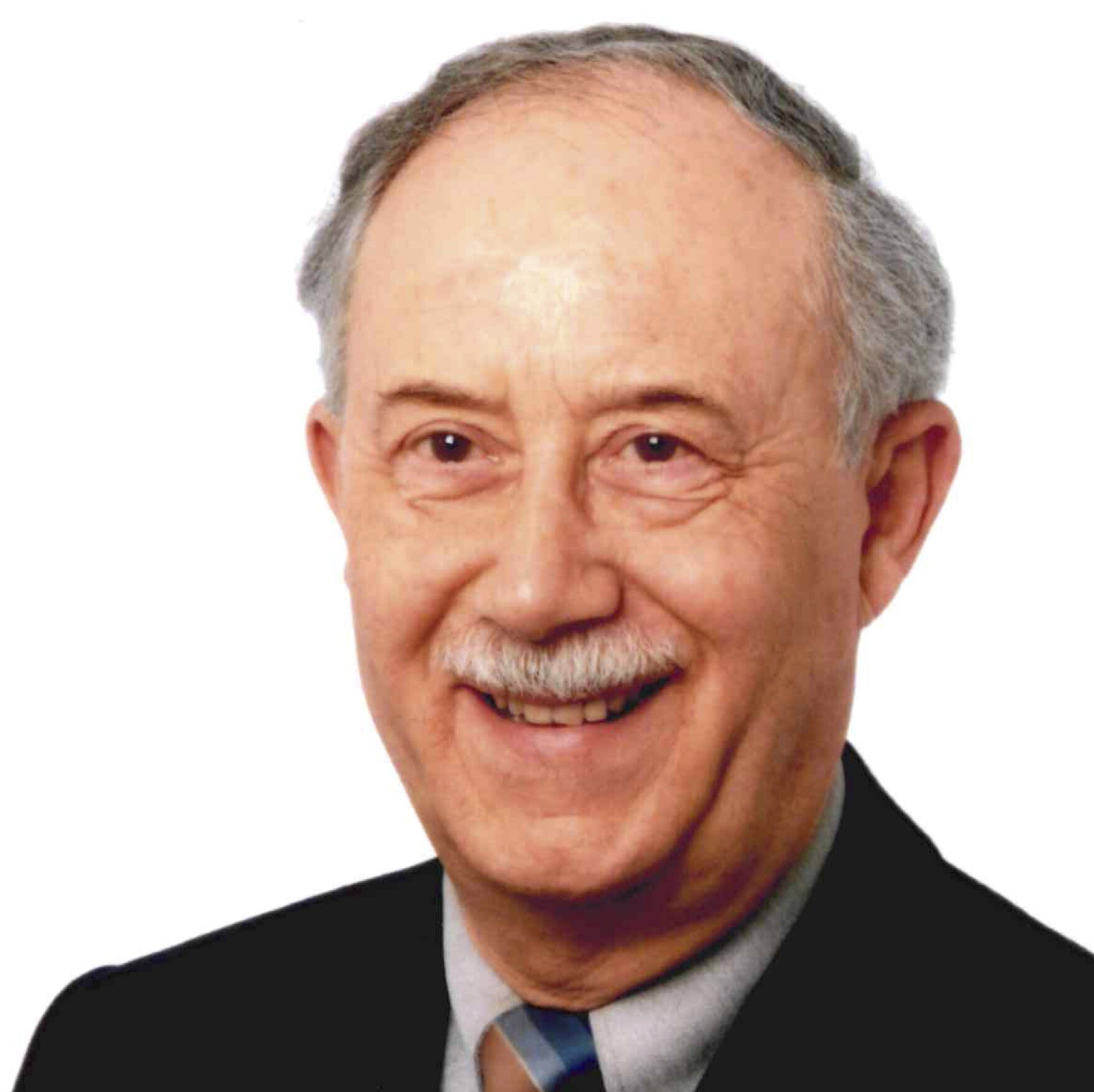 Porträt eines älteren Mannes mit grauen Haaren und Anzug vor weißem Hintergrund