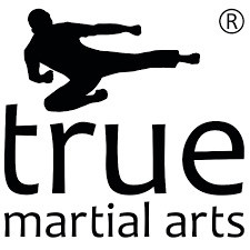 Logo von true martial arts mit einer Silhouette in Kampfkunst-Pose