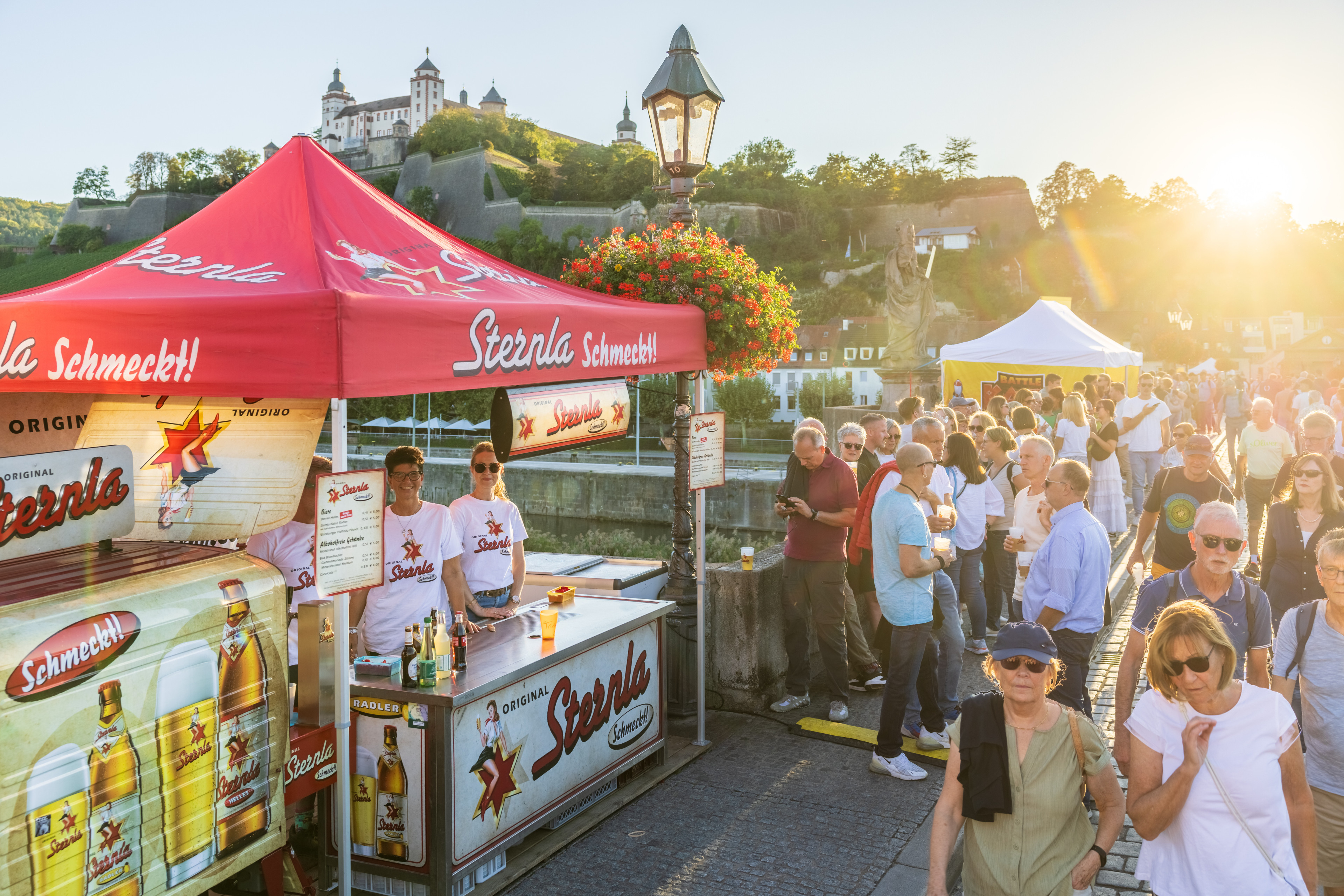 Stermla Getränkestand auf einem Straßenfest mit Festung Marienberg in Würzburg im Hintergrund