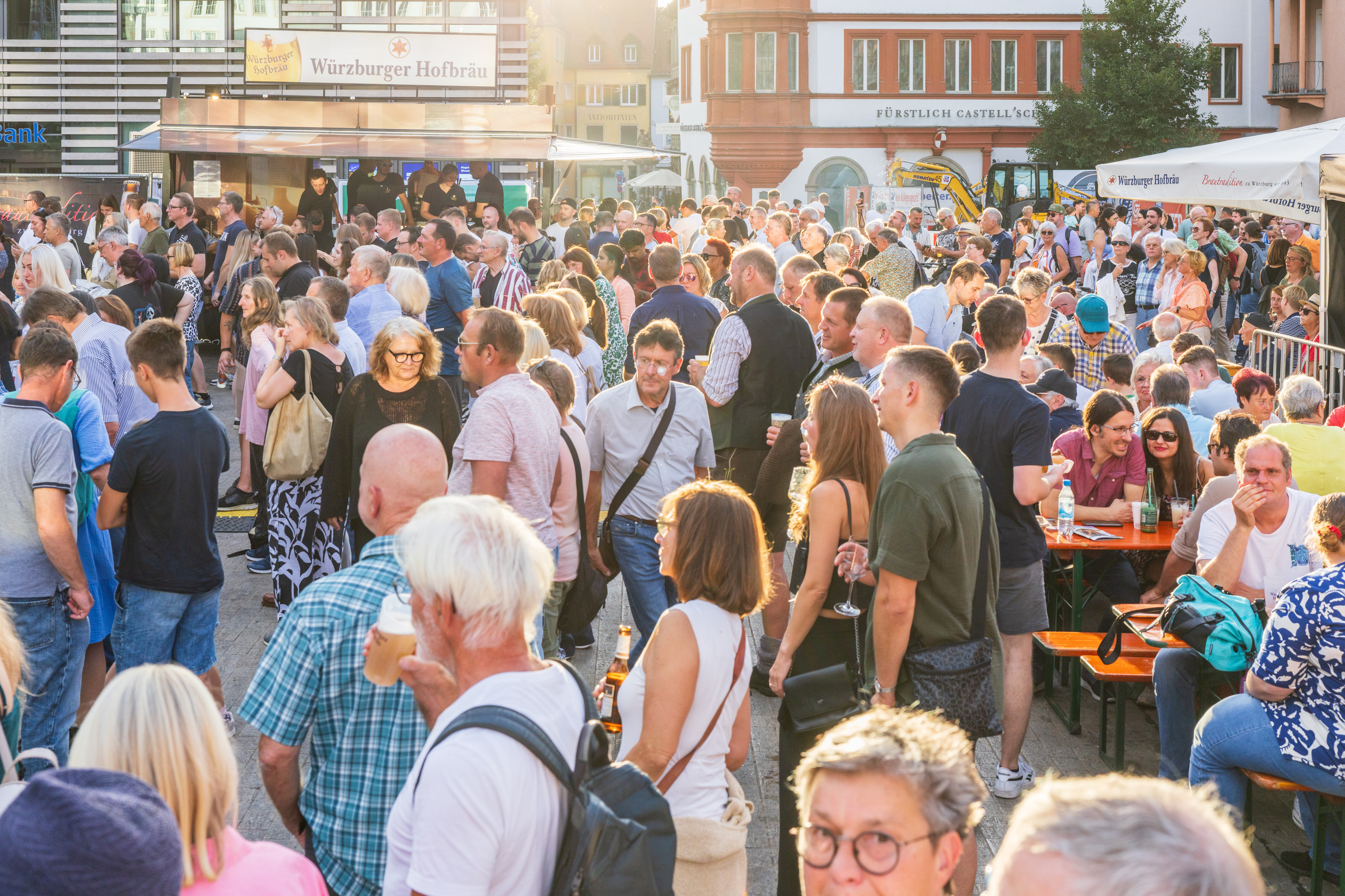Menschenmenge beim Würzburger Hofbräu Fest auf dem Platz vor dem Fürstlich Castell'schen Haus