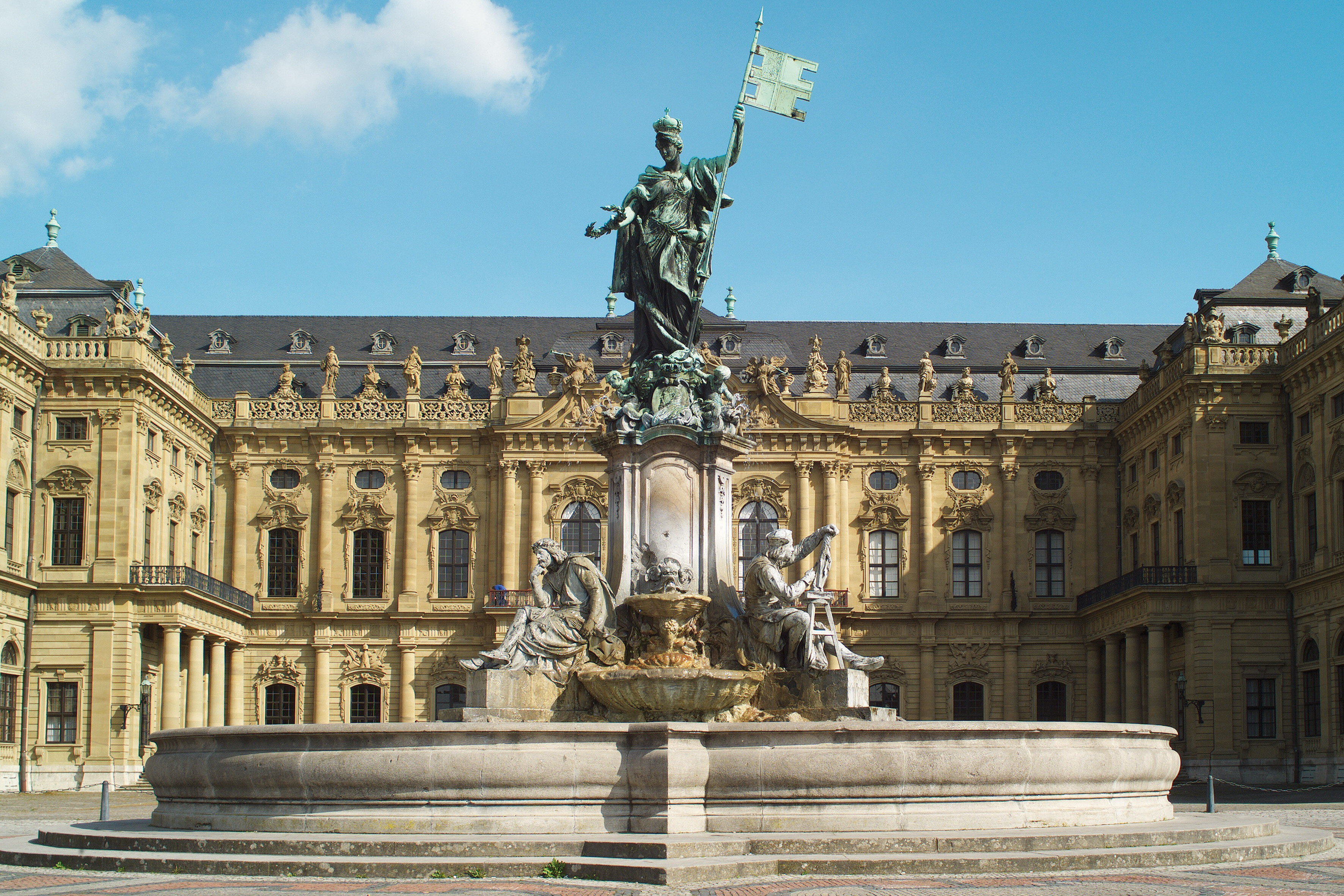 Frankoniabrunnen vor der Würzburger Residenz bei sonnigem Wetter
