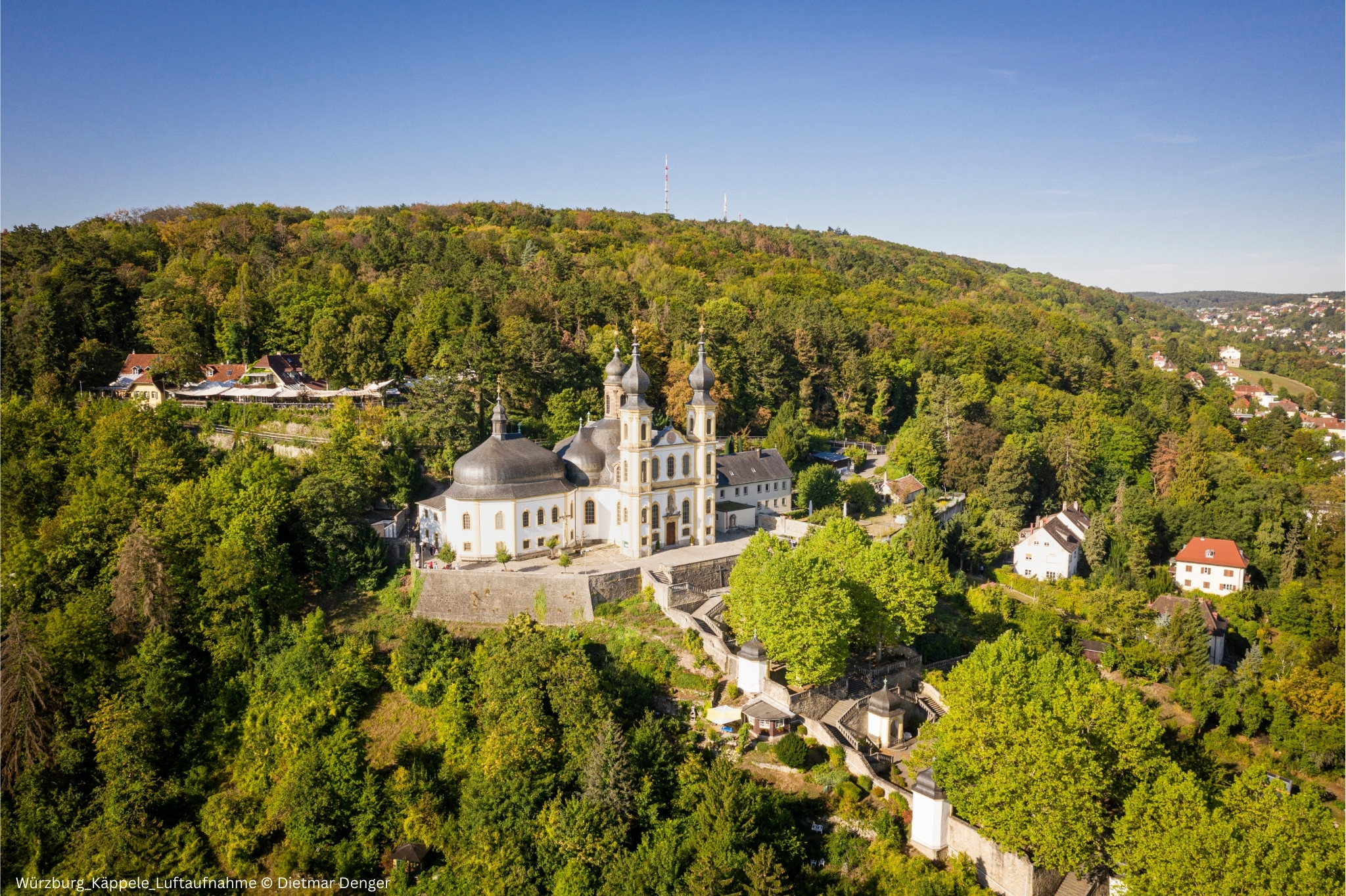 Luftaufnahme der Wallfahrtskirche Käppele in Würzburg, fotografiert von Dietmar Denger