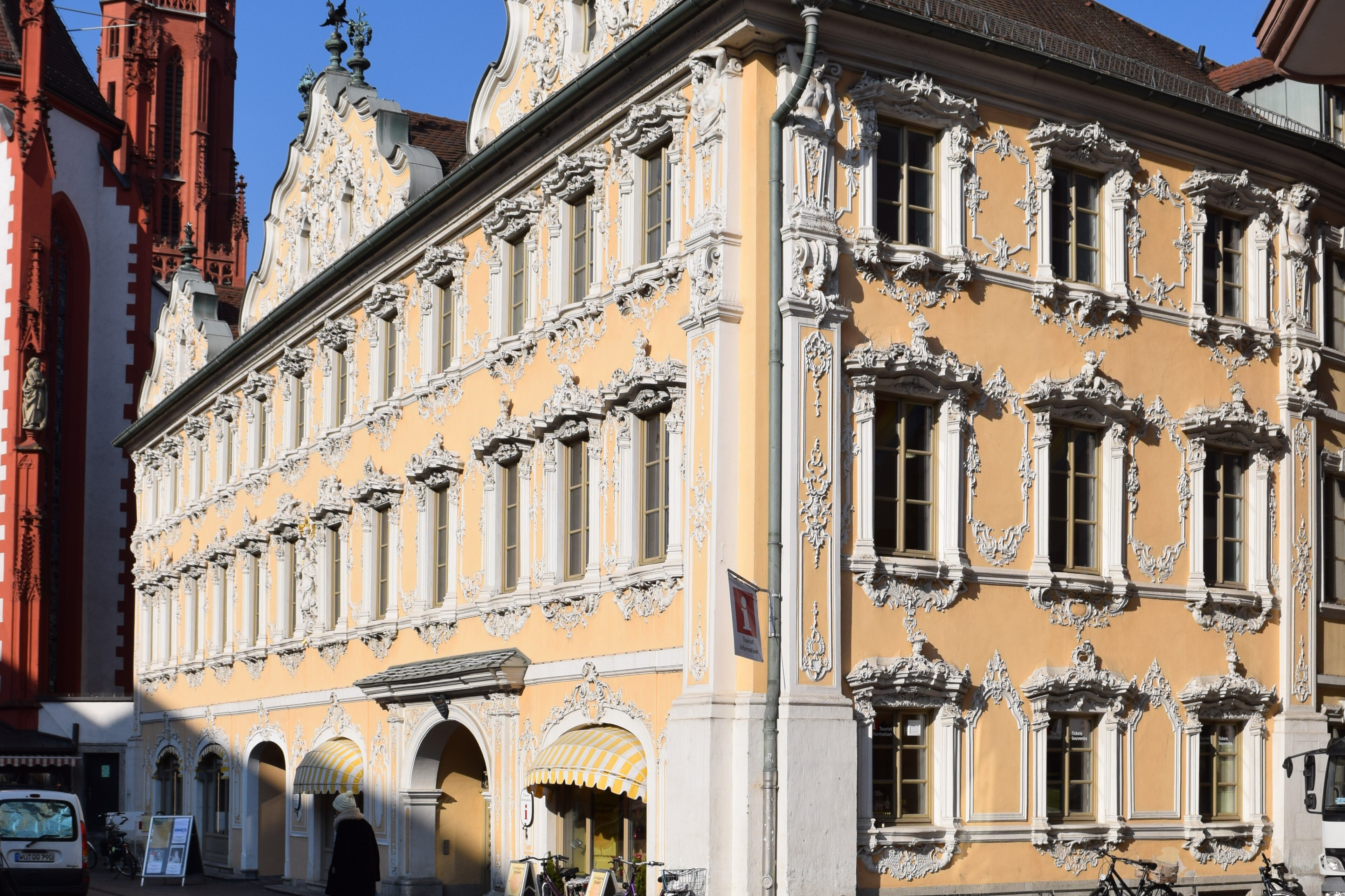 Barockes Gebäude mit reich verzierter Fassade und gelber Farbe in der Altstadt