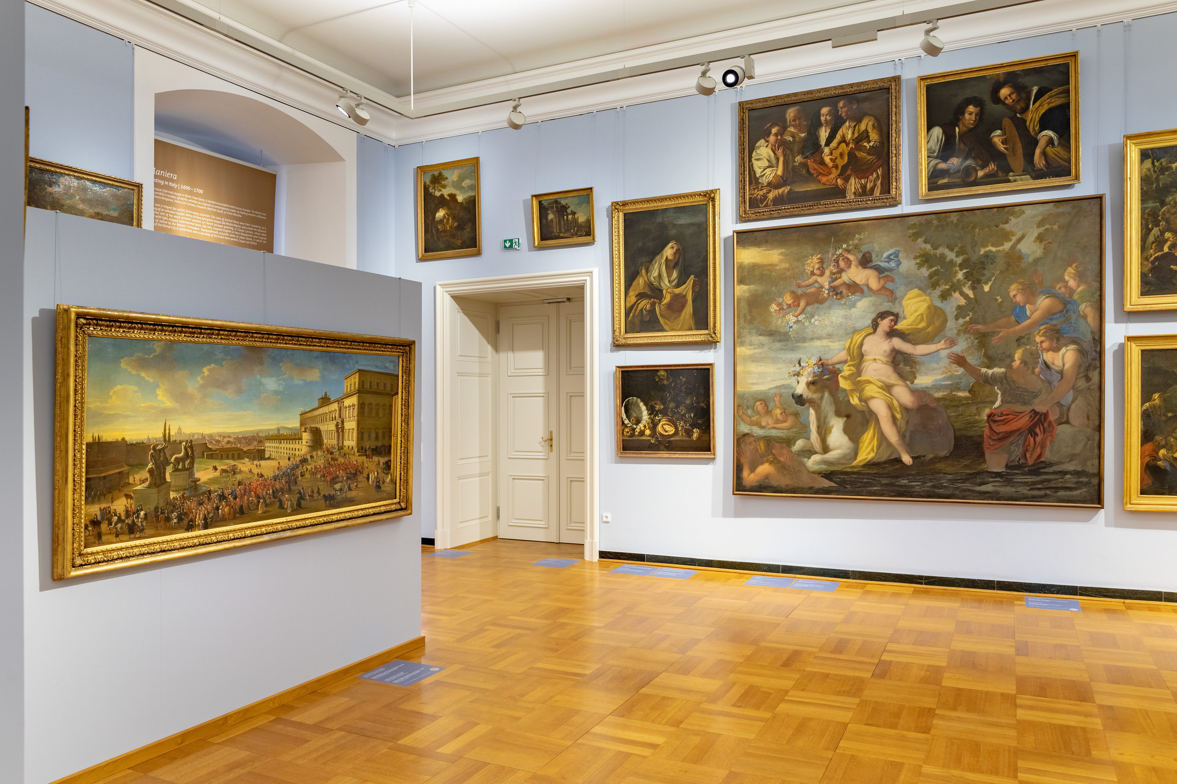 Ausstellungsraum mit klassischen Gemälden im Museum, mvwm-220317-230-hdr