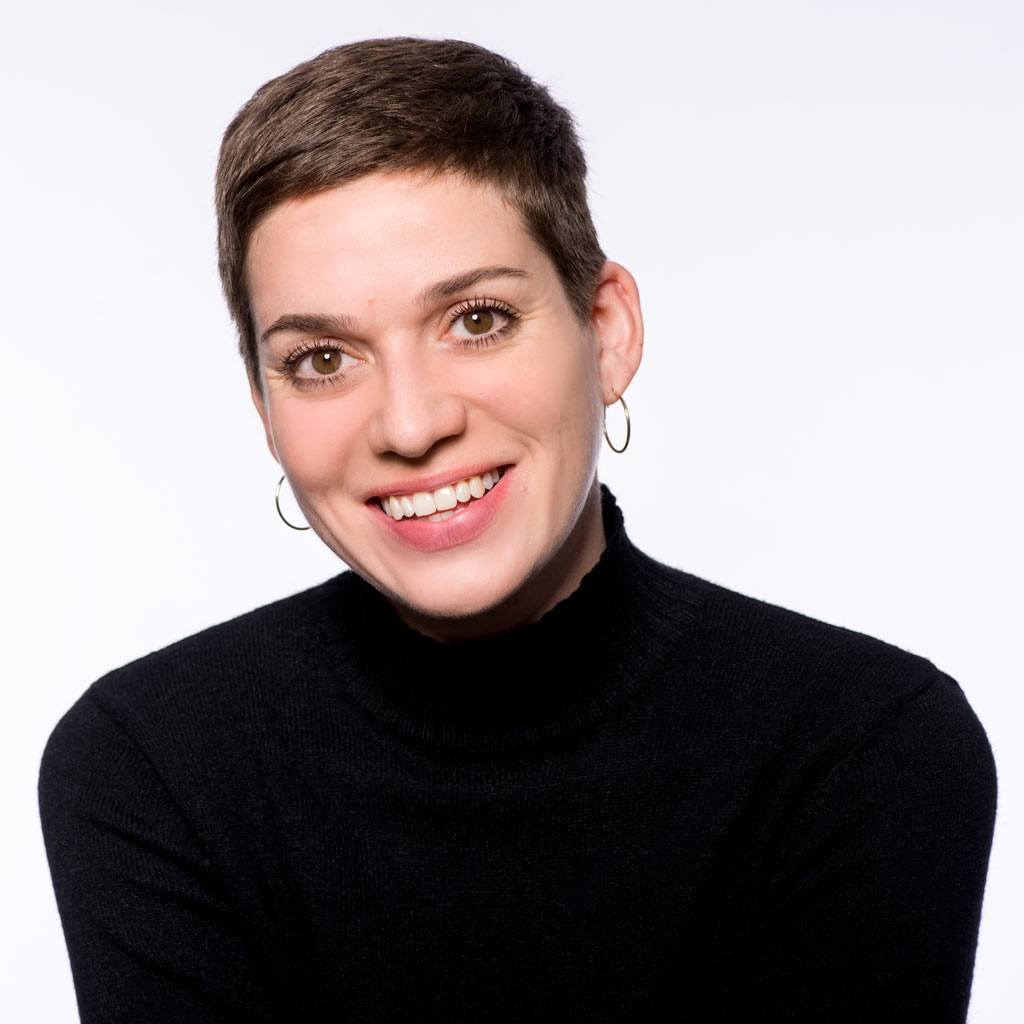 Porträt von Jenny Weissgerber mit kurzem Haar und schwarzem Rollkragenpullover