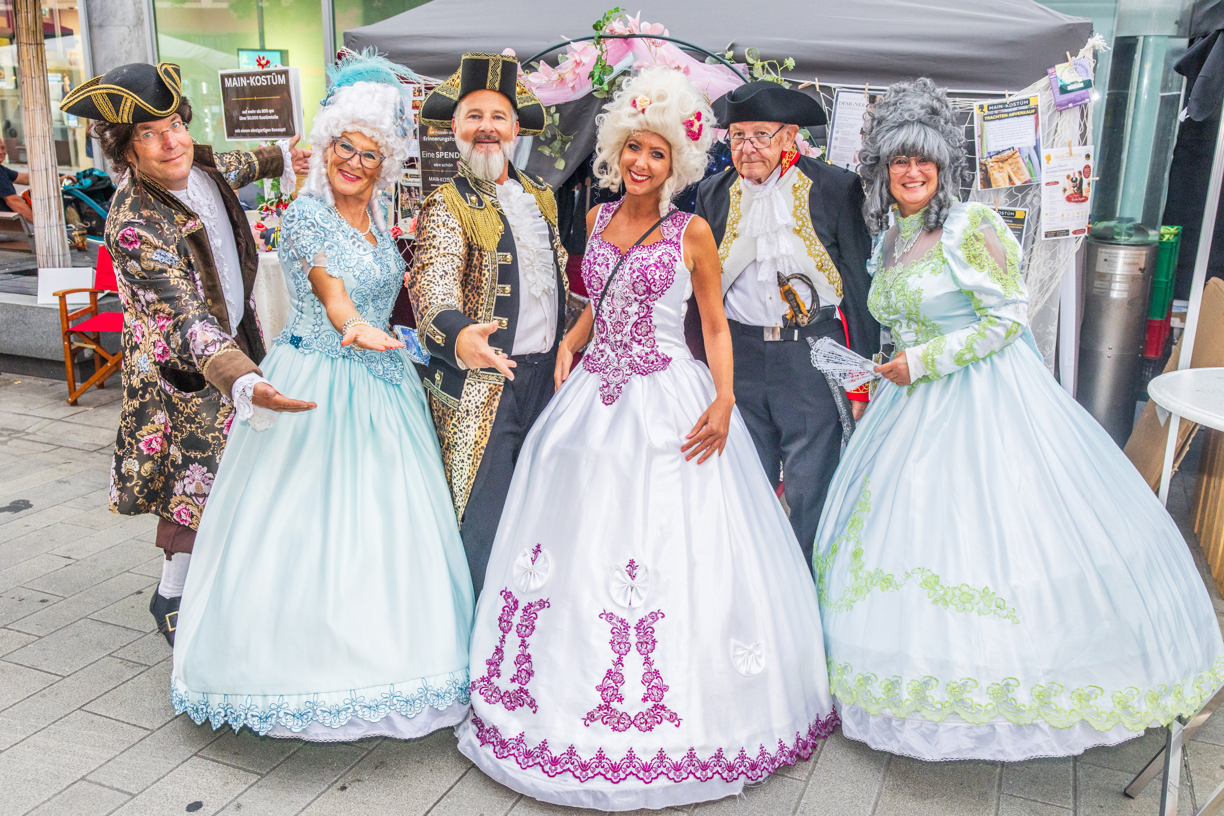 Gruppe von Menschen in historischen Barockkostümen bei einem Kostümfest am 18.09.2026