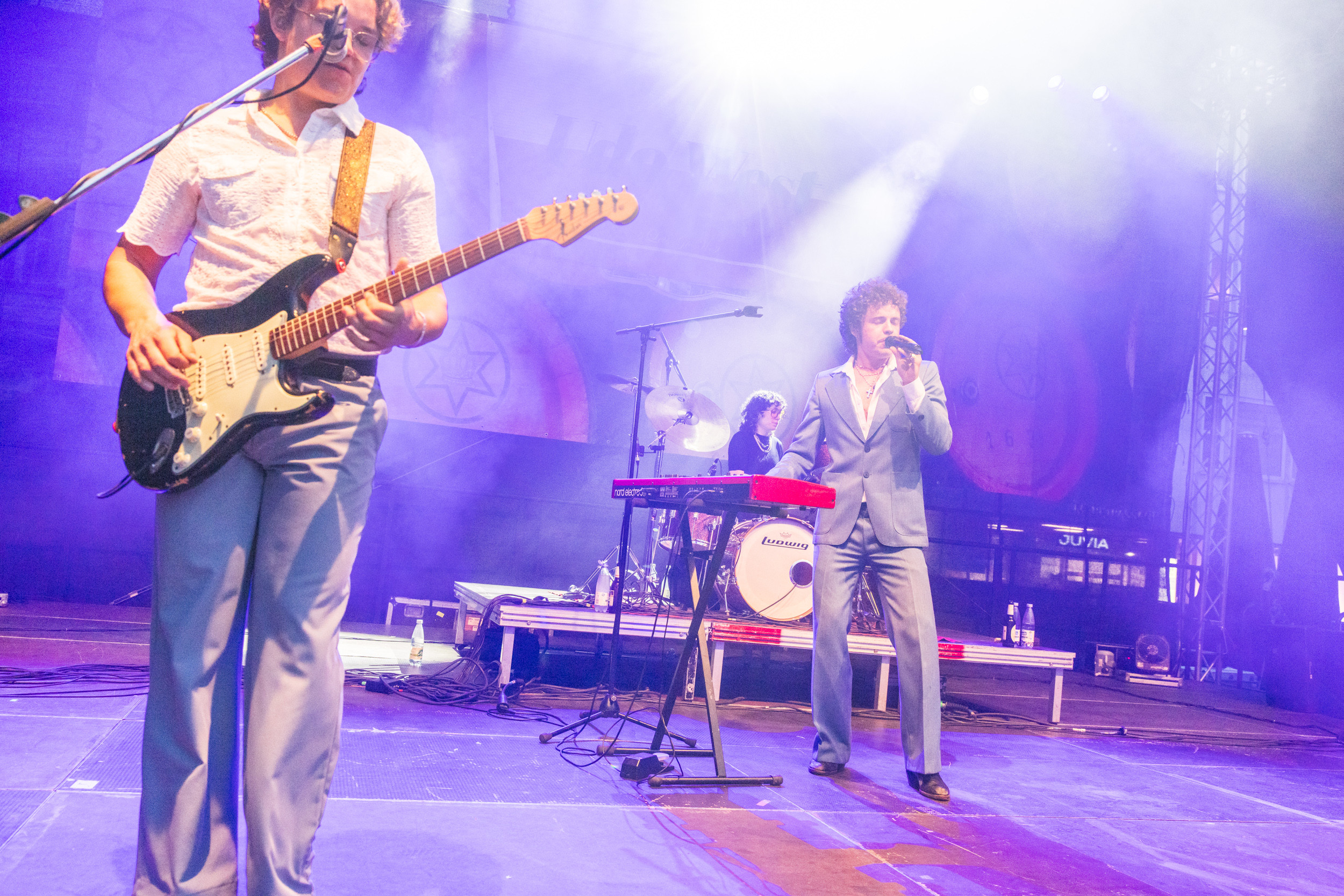 Live-Auftritt einer Band mit Sänger, Gitarrist und Schlagzeuger auf der Bühne am 18.09.2026