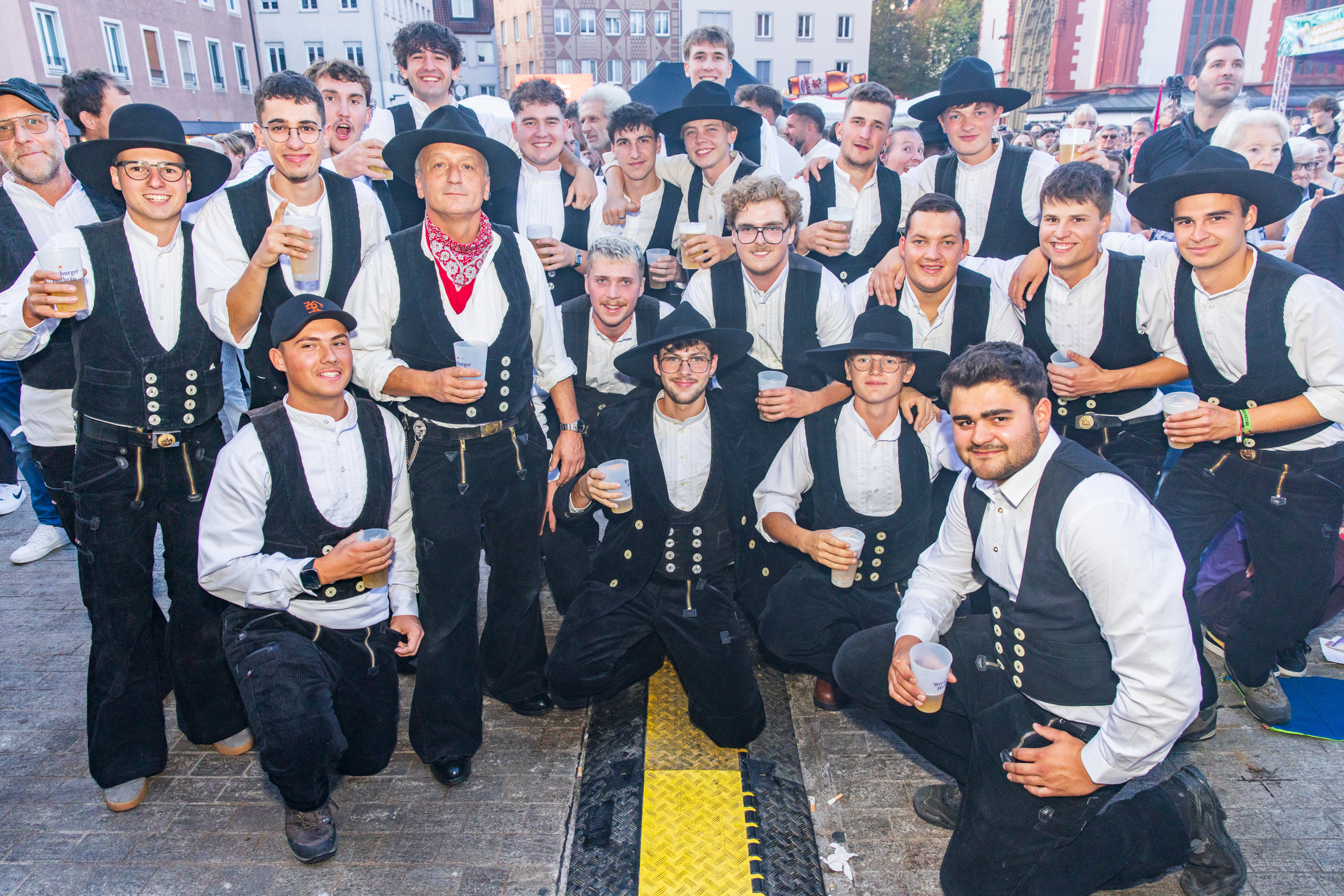 Gruppenfoto von jungen Handwerkern in traditioneller Zunftkleidung auf einem Fest am 19.09.2026