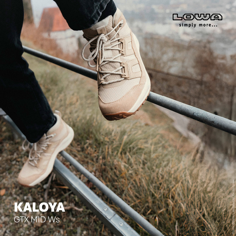 LOWA Kaloya GTX MID Ws Damen-Wanderschuhe – Outdoor-Szene in Beige LOWA Kaloya GTX MID Ws Wanderschuhe für Damen in Beige beim Outdoor-Einsatz