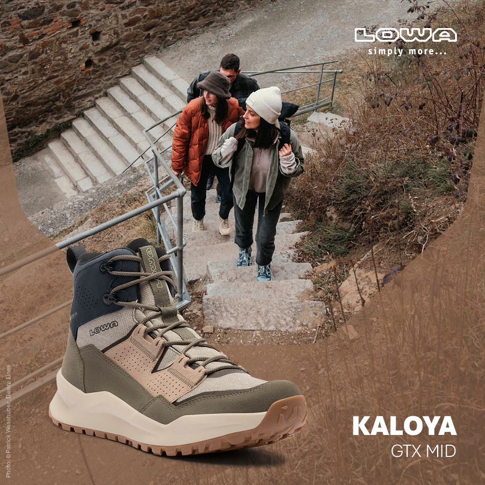 LOWA Kaloya GTX MID Wanderschuh – Outdoor-Szene mit Wanderern, LOWA simply more LOWA Kaloya GTX MID Wanderschuh auf einer Treppe mit Wanderern im Hintergrund, LOWA simply more