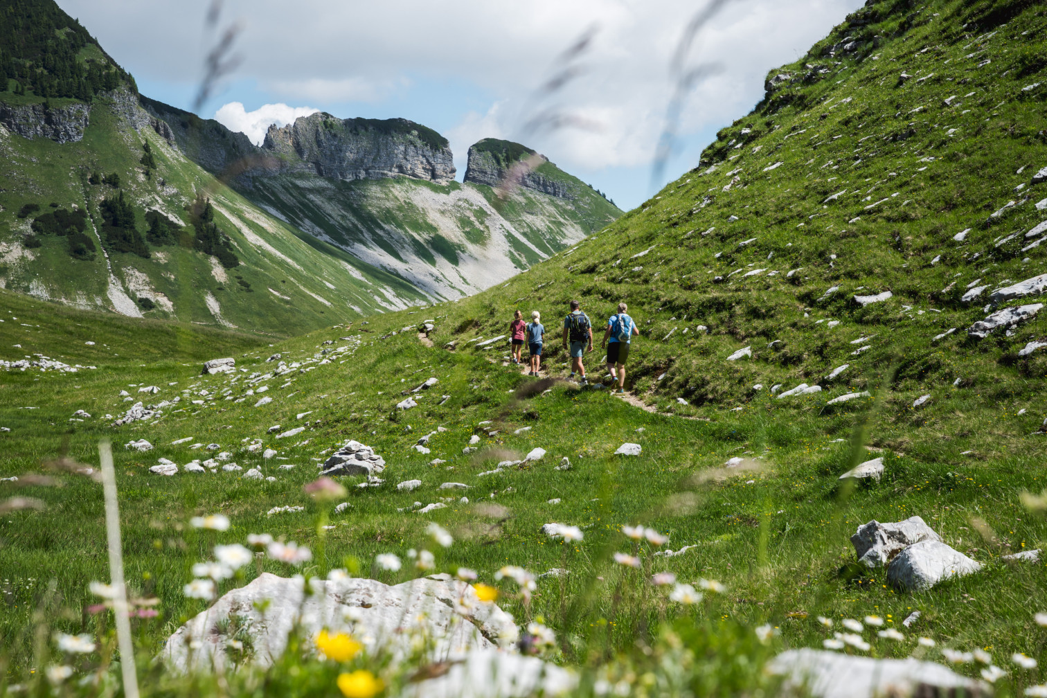 Familie beim Sommerwandern am Loser bei den Bergbahnen Altaussee Richtung Bräuning, Alpenlandschaft, Foto: Klaus Krumböck