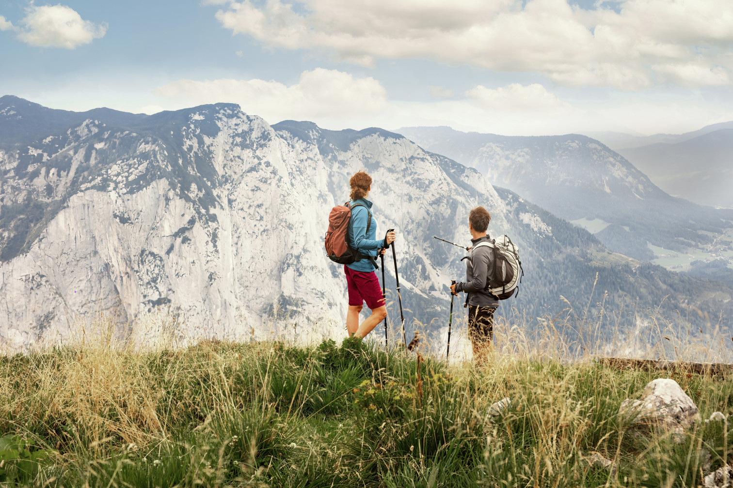 Wandern am Loser bei Altaussee in der Steiermark, Österreich – zwei Wanderer mit Blick auf das Gebirge, Werbung Marco Rossi