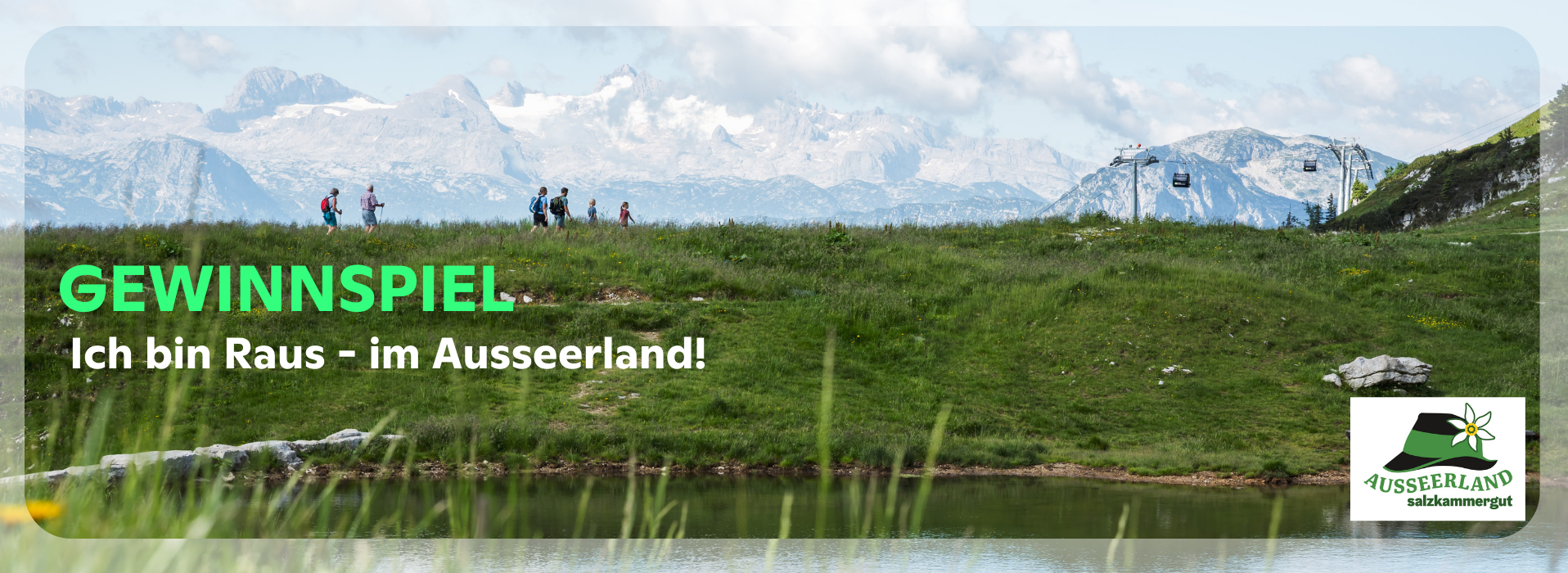 Titelbild Ausseerland – Wandern in den Alpen Titelbild mit Wanderern im Grünen vor Alpenpanorama im Ausseerland