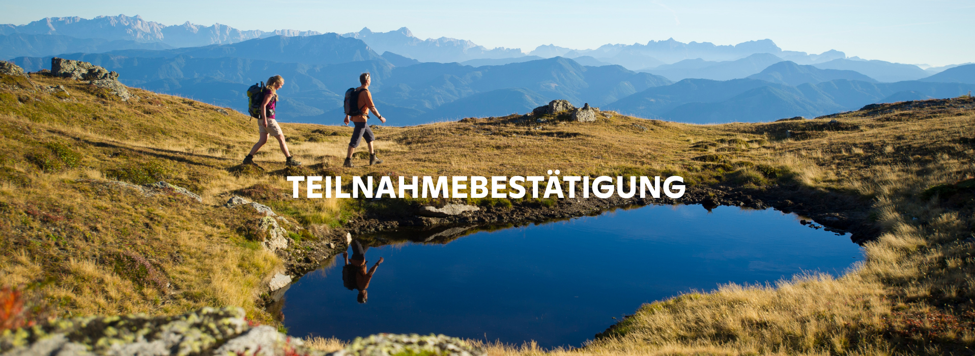 Wanderer in den Bergen mit Rucksack am See, Teilnahmebestätigung, 1916x456px-lp-slidertitel-1916-x-700-px-7