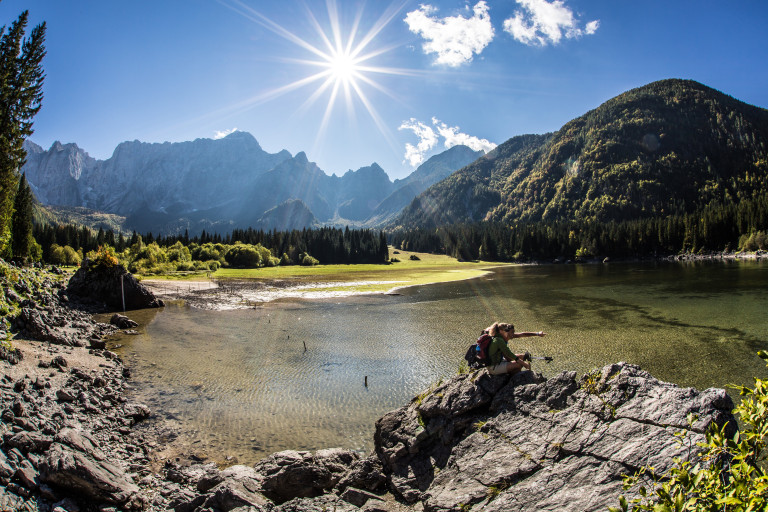 Wanderer am Ufer der Weißenfelser Seen in Trovati mit Blick auf Berge und Sonnenschein
