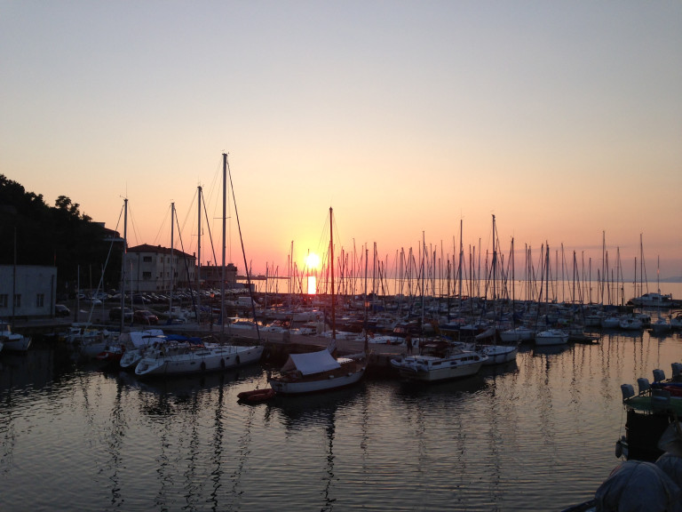 Sonnenuntergang am Hafen von Muggia mit Segelbooten, fotografiert von Oberdorfer