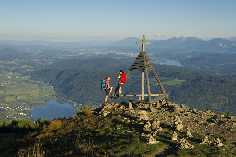 Wanderer am Berger Wetterkreuz auf der Gerlitzen Alpe mit Panoramablick, fotografiert von Franz Gerdl