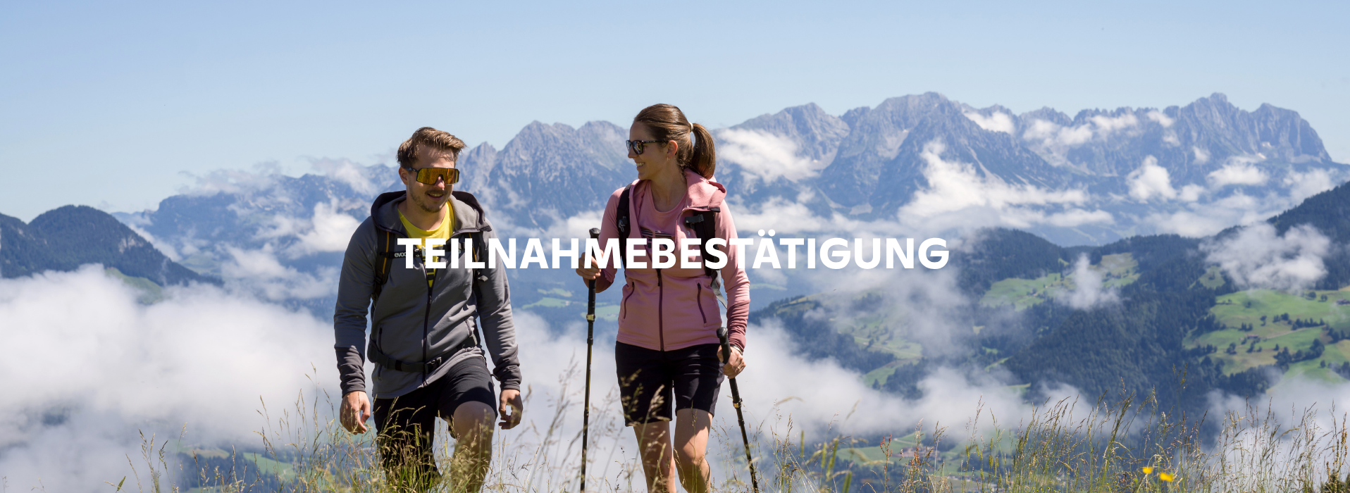 Zwei Wanderer mit Rucksäcken in den Bergen bei sonnigem Wetter, Text Teilnahmebestätigung im Vordergrund
