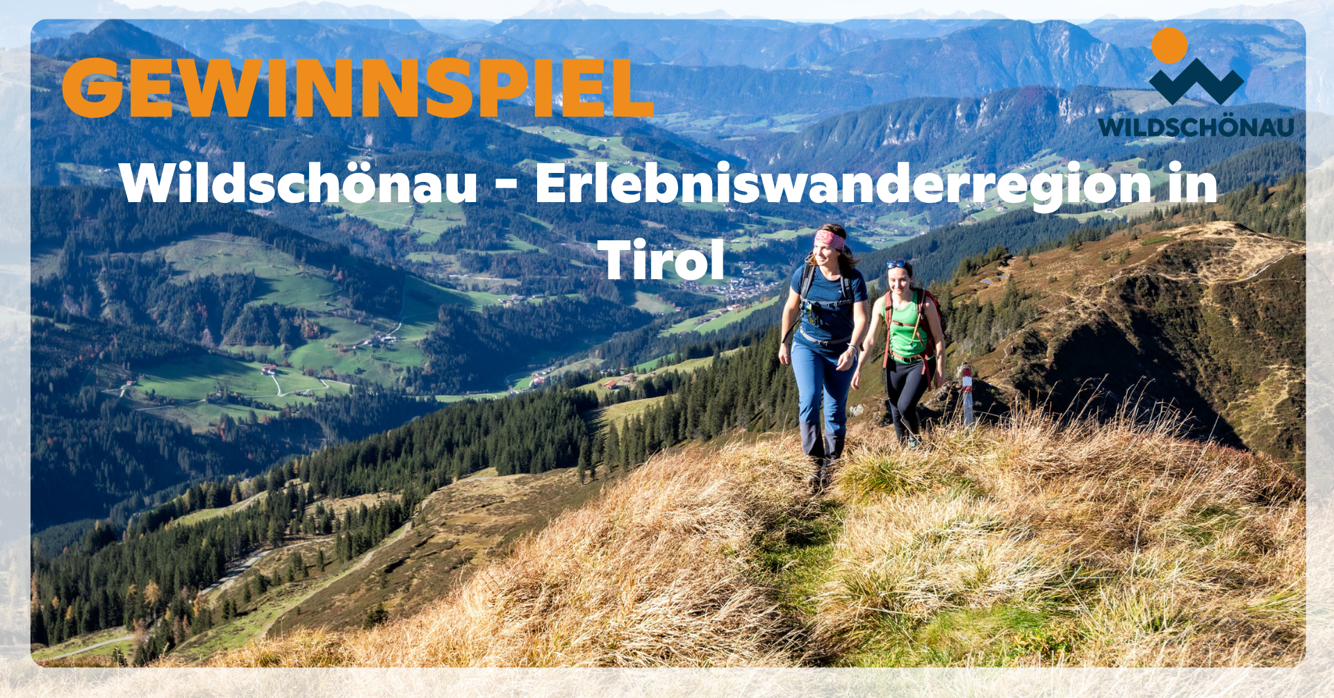 Wanderer auf einem Bergpfad mit Blick auf Schönau in Tirol, Erlebniswanderung in den Alpen