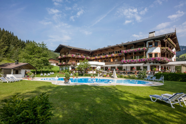 Haflingerhof Wildschönau – Außenanlage mit Terrasse und Pool für entspannten Urlaub im Herzen der Wildschönau Außenanlage mit Terrasse und Pool am Haflingerhof in Wildschönau, umgeben von Natur und Blumen, Tourismus Wildschönau