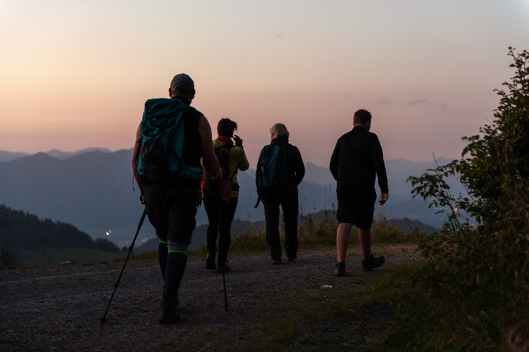 Sonnenuntergang Wanderung 2025 in Wildschönau – Abendstimmung, Tourismusfoto von Niek Belder Gruppe bei Sonnenuntergangswanderung 2025 in Wildschönau, fotografiert von Niek Belder – Wandern in den Bergen bei Abenddämmerung