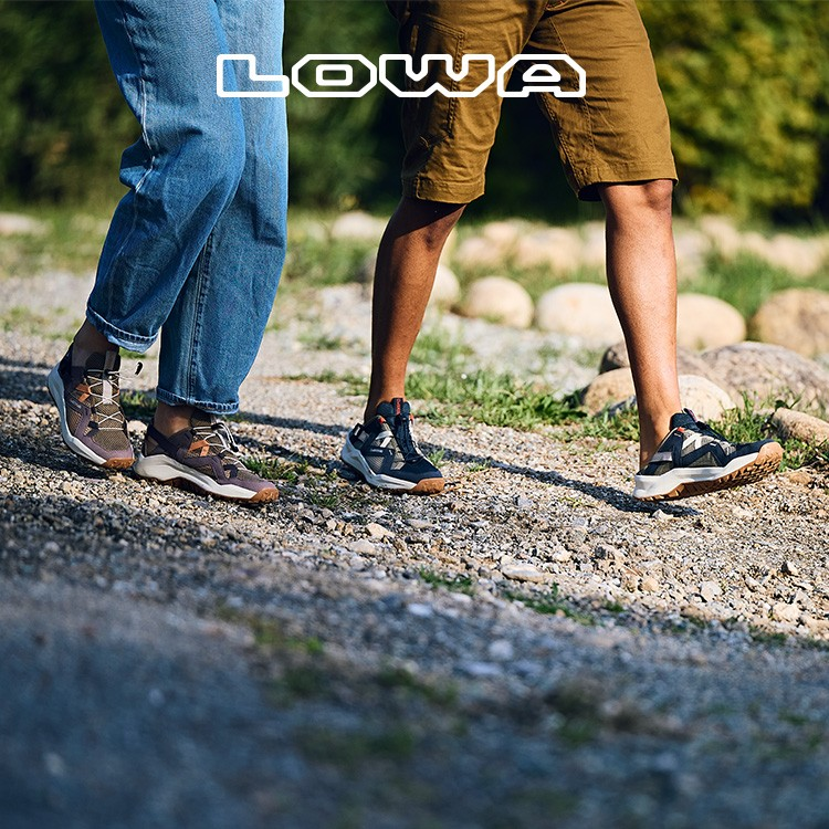 Zwei Personen wandern im Karwendel mit LOWA Outdoorschuhen auf einem Schotterweg