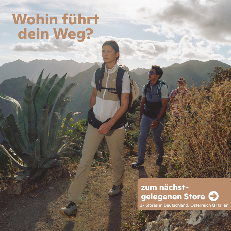 Wanderer im Karwendel-Gebirge auf schmalem Pfad mit Ausblick auf Berge, Motiv fr Outdoor-Ausrster und Stores in Deutschland, sterreich und Italien