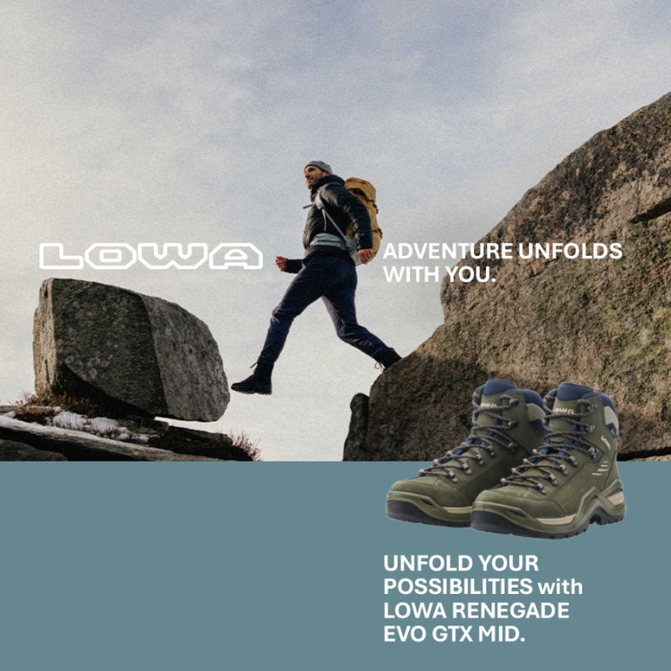 LOWA Wanderschuhe Renegade EVO GTX MID im Outdoor-Einsatz – Mann springt zwischen Felsen