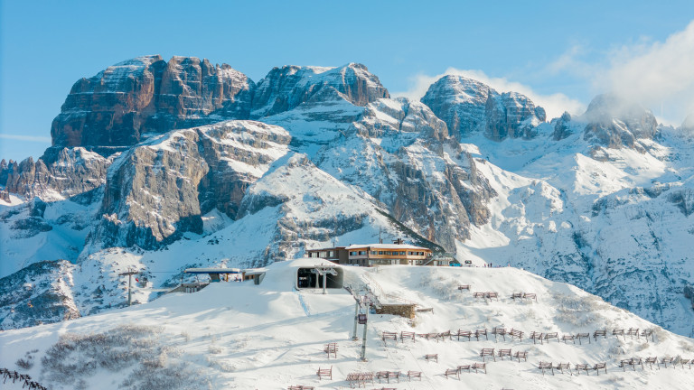 Winterpanorama mit Skilift und Bergstation in den Alpen – Foto von Manuel Righi Winterliche Berglandschaft mit Skilift und Bergstation, fotografiert von Manuel Righi
