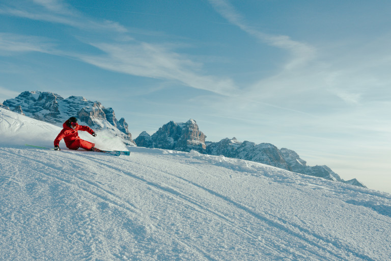 Skifahren im Skirama Campiglio – Jacopo Bonacorsi Kollaboration Winter 2025/26 in den Dolomiten Skifahrer im Skirama Campiglio, Dolomiten, Zusammenarbeit mit Jacopo Bonacorsi, Winter 2025/26