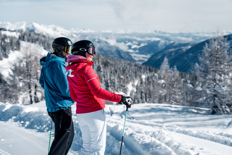 Skifahren in Madonna di Campiglio – Panorama und Wintersport, Foto von Giacomo Podetti Zwei Skifahrer im Skigebiet Madonna di Campiglio mit Blick auf die verschneiten Berge, Foto von Giacomo Podetti