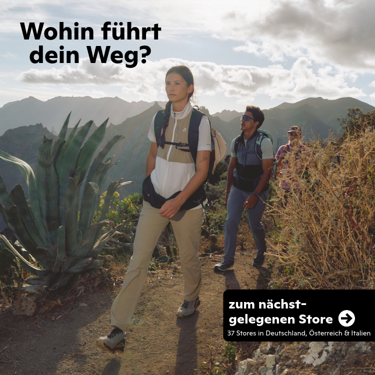 Wanderer im Karwendel-Gebirge auf schmalem Pfad bei sonnigem Wetter